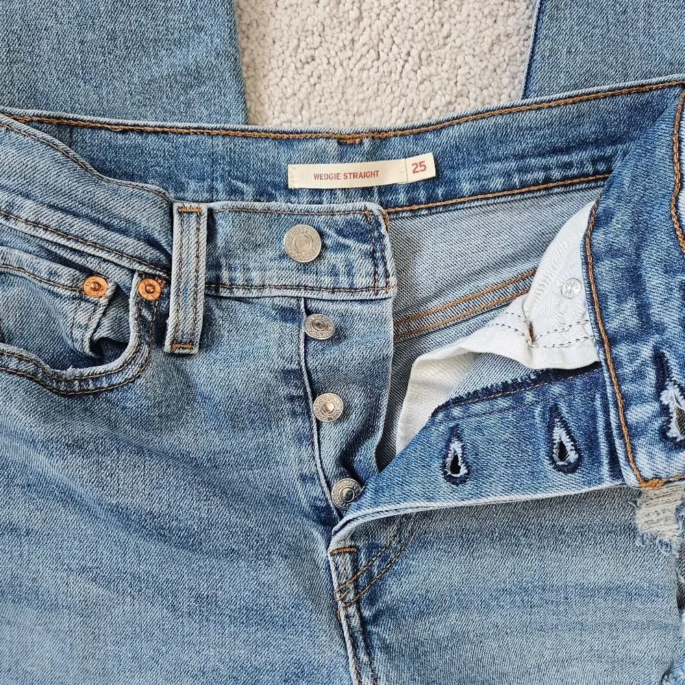 Levi's | Wedgie Straight Leg Button Fly Jeans in Light Wash Denim, Women's 25 - Picture 7 of 7